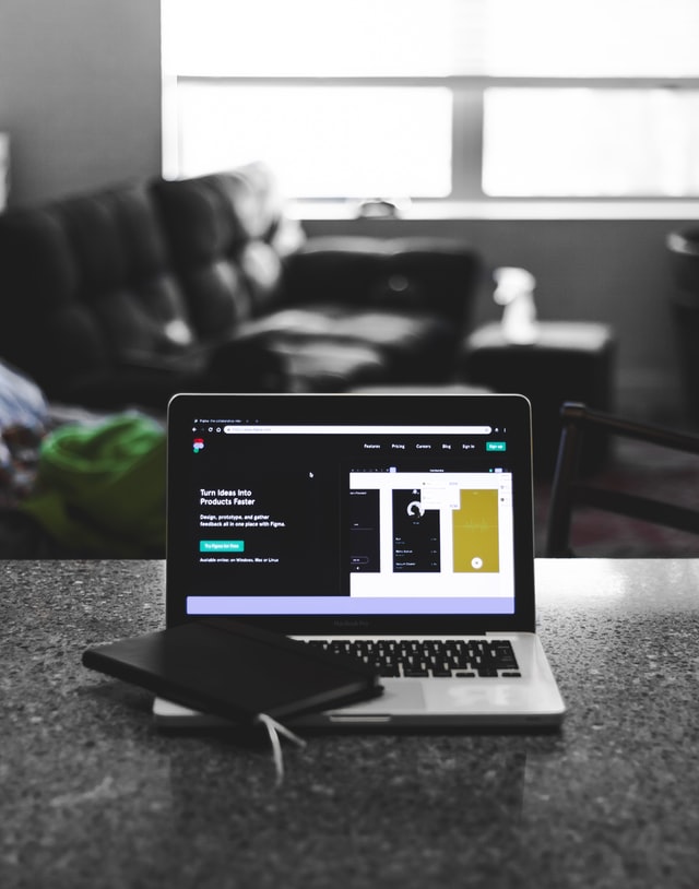 Best freelance digital marketer in Thrissur optimizing website traffic and ads on laptop